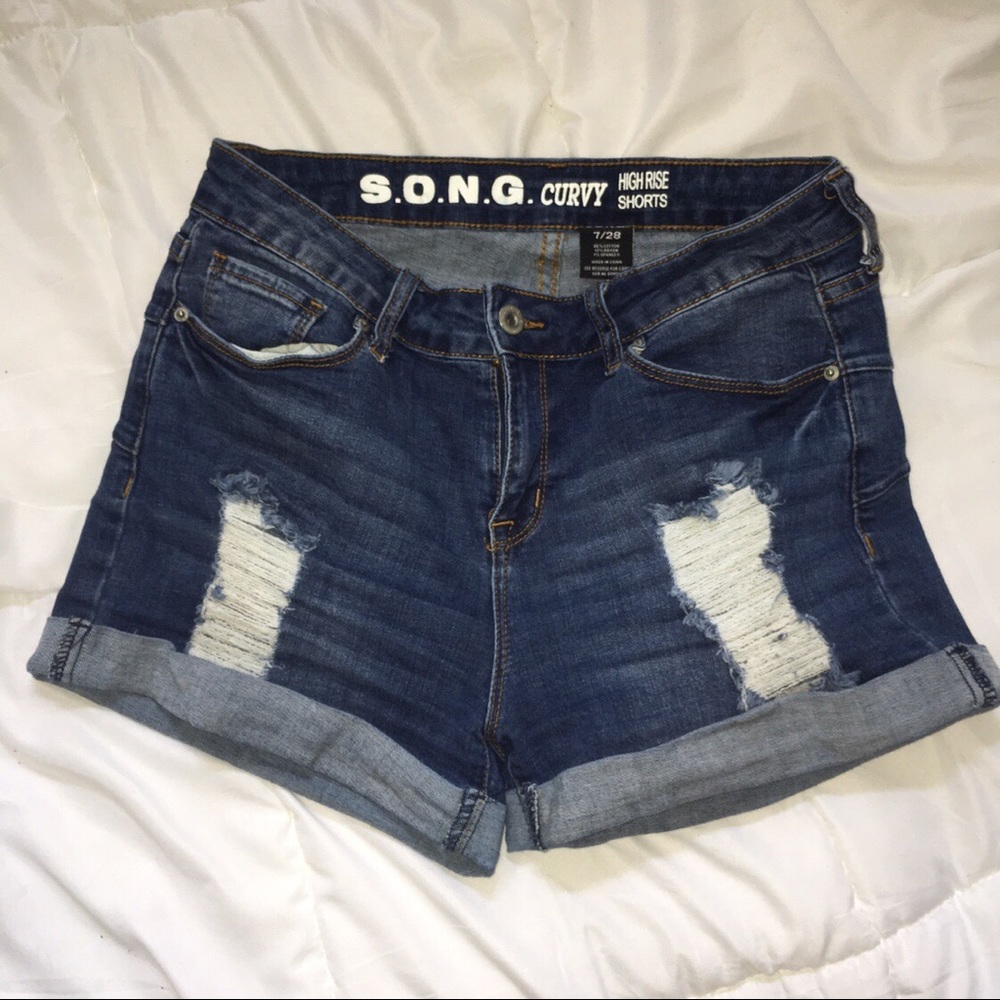 distressed jean shorts🌊